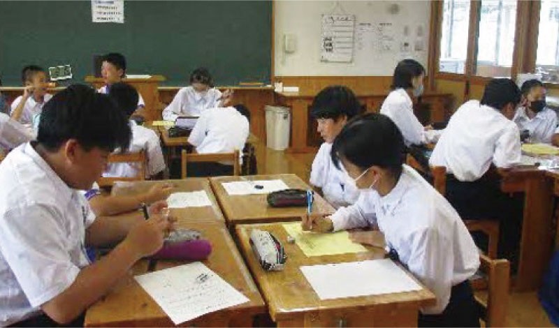 中央中学校で地域調べ学習をしている画像