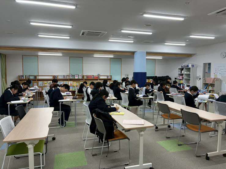 子ども第三の居場所で学習するこどもたちの画像