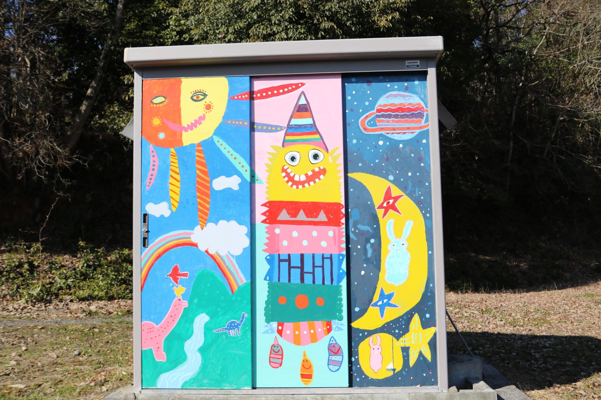 こどもたちがデザインしたカラフルなゴミステーションの画像