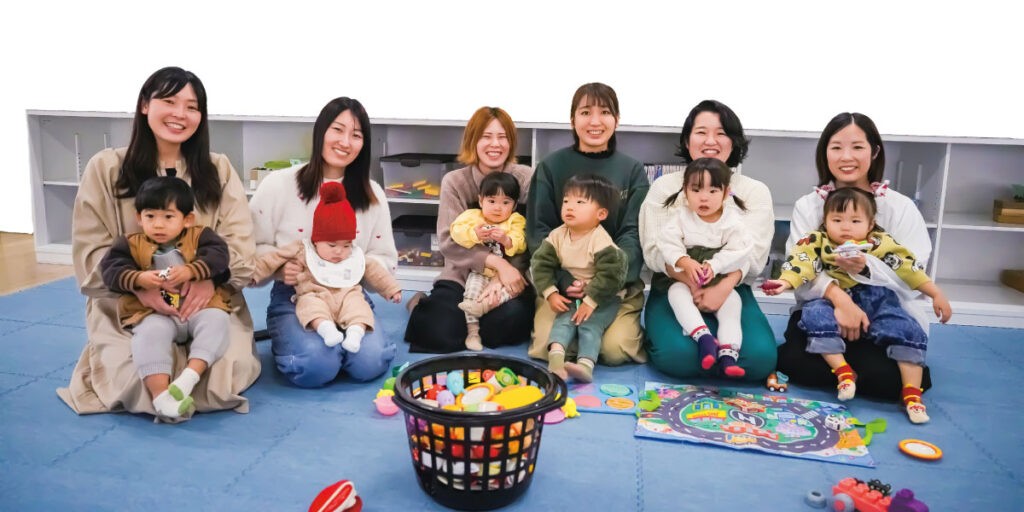 ひよこクラブのお母さんたちとこどもたちのの画像