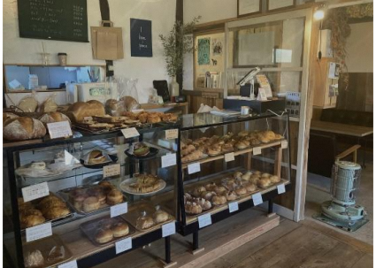 ココペリ店内のパンを陳列している画像