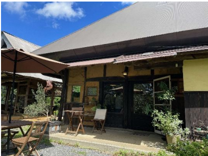 光と風が通り抜ける店の心地よさが感じられるココペリ外観の画像