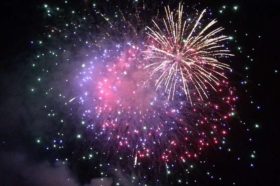 クライマックスを彩る大輪の花火の写真