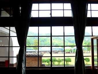南和気荘の窓越しの画像