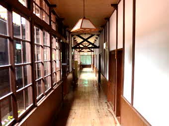 南和気荘内廊下の画像