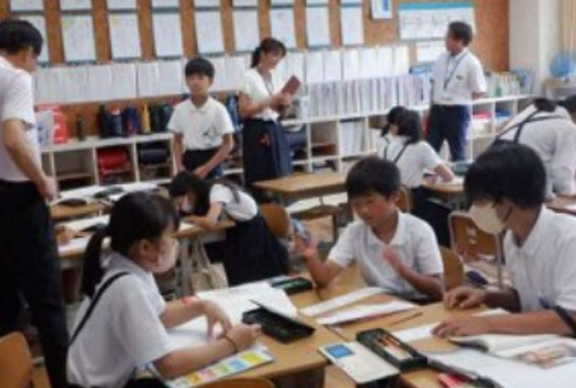 教室で学生たちが授業を受けている様子の写真