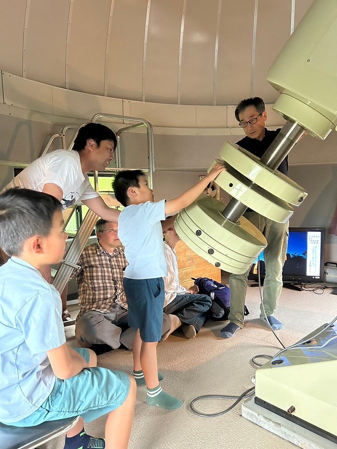 さつき天文台でこどもたちが驚きと発見をしている画像