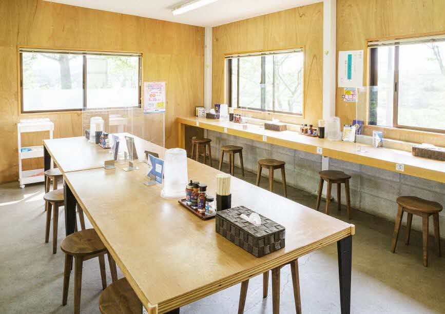 飾らず入りやすい、食堂かめっち店内の様子の画像