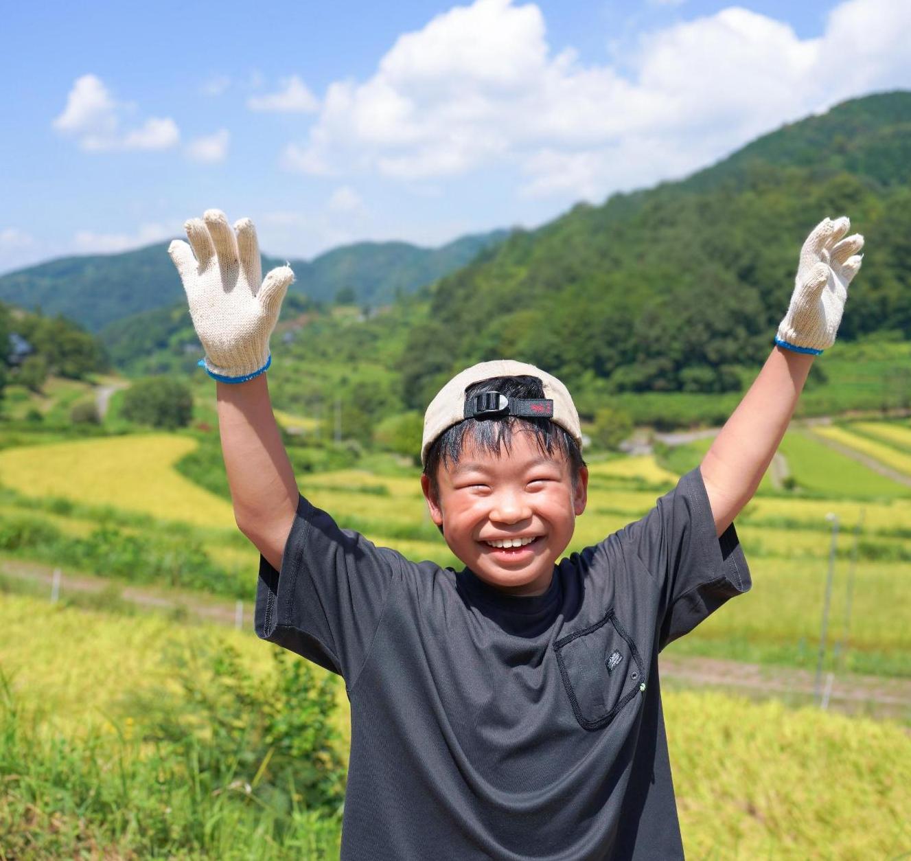 棚田と男の子の画像