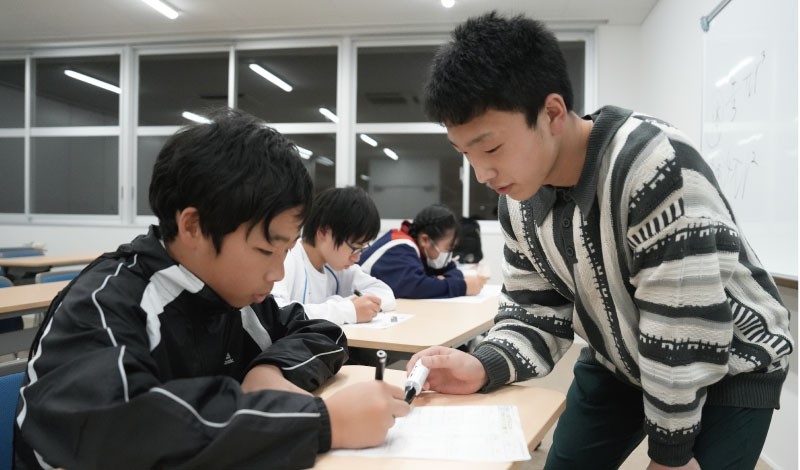 寺子屋で教わるこどもの画像