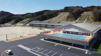 柵原学園上側から撮影した外観の画像