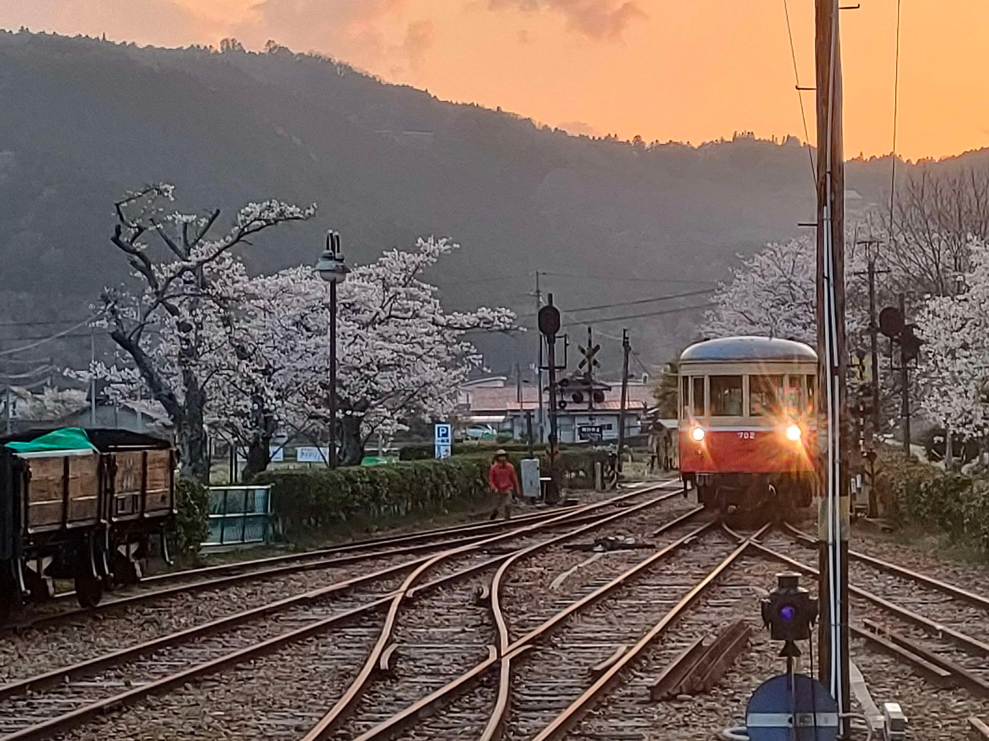 ホームの先に広がる山並みが見える柵原鉱山ふれあい鉱山公園の画像