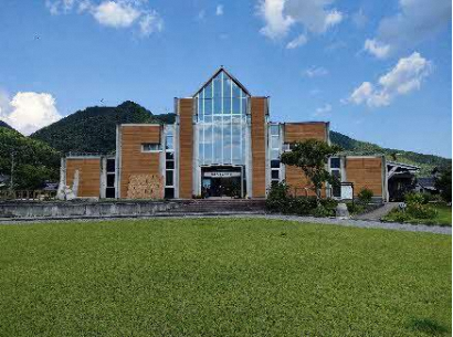 ゆったり過ごせる芝生広場がある柵原ふれあい鉱山公園の画像