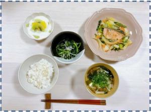 白米とお味噌汁と鮭の料理とほうれん草の和え物とフルーツヨーグルトが並べられている写真