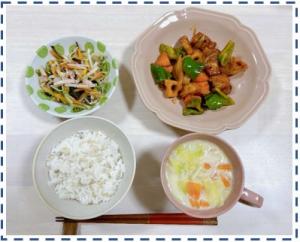 白米とスープと酢豚とサラダが並べられている写真