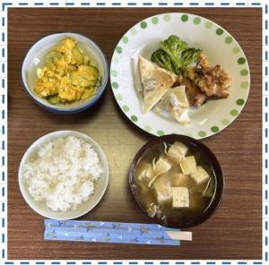 白米とお味噌汁と卵料理と鳥とブロッコリーのおかずが並べられている写真