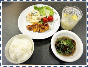 白米となす料理と、鶏肉料理とポテトサラダの乗ったプレートとデザートが並べられている写真