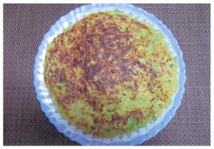 細かいキャベツが入った焼き目の付いた丸い形状の料理の写真