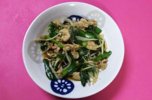 にらともやしとお肉の炒めものの写真