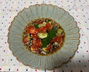 トマトときゅうりにゴマがかかった料理の写真