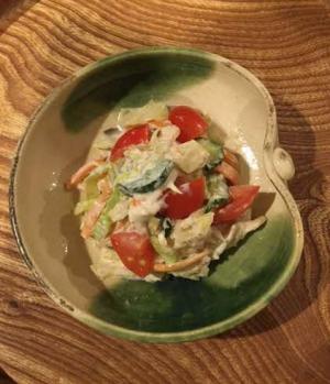 トマトときゅうりとにんじんなどをマヨネーズで和えた料理の写真