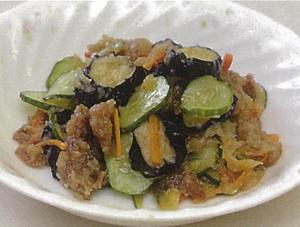 輪切りのきゅうりとなすが入ったお肉料理の写真