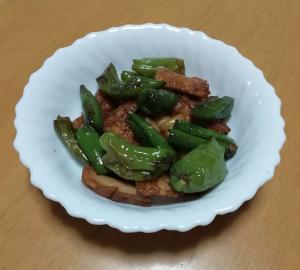 焼き目のついたちくわとしし唐が入った料理の写真