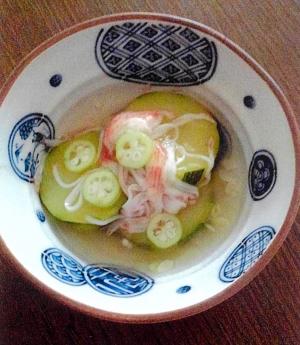 ズッキーニに細かく裂かれたかにかまと刻みネギが散らされた料理の写真