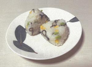 枝豆とコーンと昆布が入ったおにぎりの写真