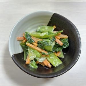 小鉢に盛りつけられた小松菜と人参の和えものの写真