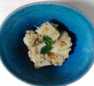 中心に山椒の葉が乗った里芋の胡麻和えの写真