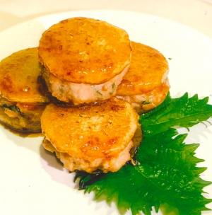 輪切りにされた長いもでひき肉を挟んだ料理の写真