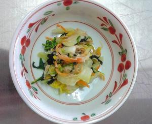 せん切りの人参と白菜、ツナなどが入ったサラダの写真