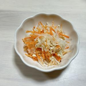 せん切りされた大根と人参が豆腐と和えられた料理の写真