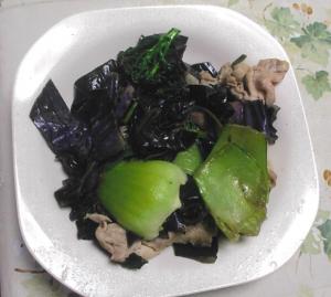 ほうれん草とチンゲン菜が入ったお肉の炒め物の写真