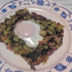 細かく刻まれた野菜の中心に卵が乗った料理の写真