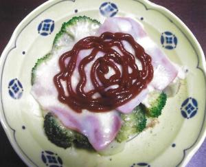 ブロッコリーとベーコンの上にケチャップがかかった料理の写真