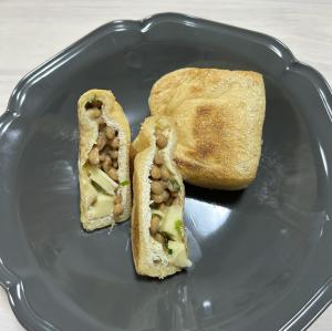 油揚げの中に納豆とチーズが入った料理の写真
