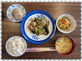 麦ごはん、鶏肉と小松菜の中華風炒め、白菜とカニカマのやみつきナムル 、人参とろとろ卵スープ、ノンフライごまだんご