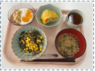彩りそぼろ丼、かにかま入り卵焼き、みそ玉でつくるおみそ汁、フルーツヨーグルト
