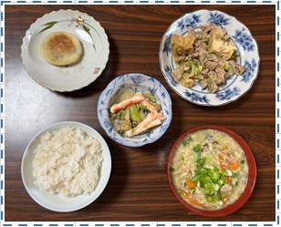 麦ごはん、豚肉と厚揚げのみそ炒め、チンゲン菜のごま和え、きのこのかきたま汁、あんこもち
