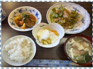 麦ごはん、豚肉とピーマンの甘酢炒め、和風ラタトゥイユ、中華風スープ、フルーツヨーグルト和え