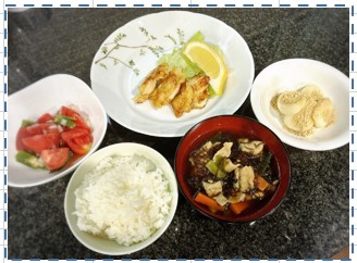 麦ごはん、サクサクとり天、トマトとオクラのマリネ、 豚肉ともずくのスープ、豆乳白玉きなこ