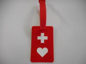赤地に白い十字架とハートマークの描かれたタグの写真