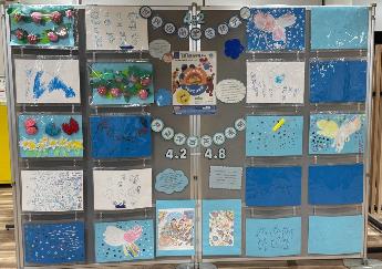 美咲町役場に掲示されたブルーフラッグの写真。青い画用紙に絵や折り紙、シールなどで作られた作品。