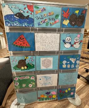 美咲町役場に掲示されたブルーフラッグの写真。青い画用紙に絵や折り紙、シールなどで作られた作品。