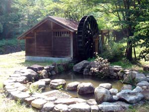 定国山里公園内にある木造の水車小屋の写真