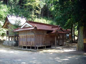 赤い瓦造りの屋根が特徴的な江与味八幡神社の社そうの写真