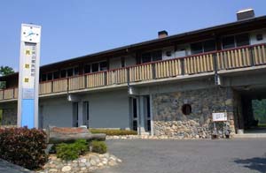 全体的に茶系統の色で統一された民話館の外観写真