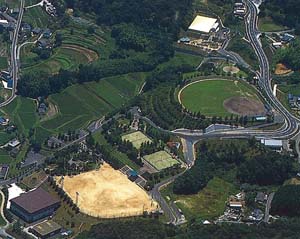 美咲町中央運動公園の全景が写った航空写真